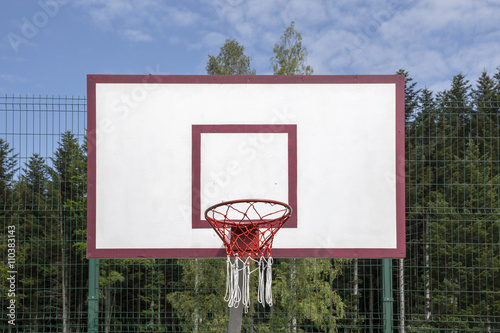 Баскетбольный щит на спортивной площадке

