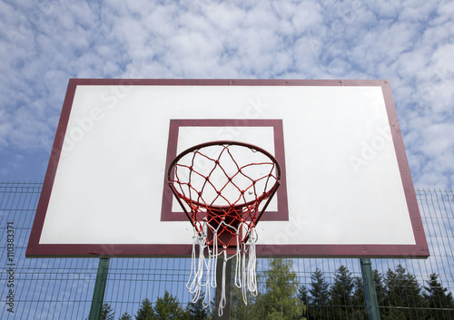 Баскетбольный щит на спортивной площадке на фоне неба
