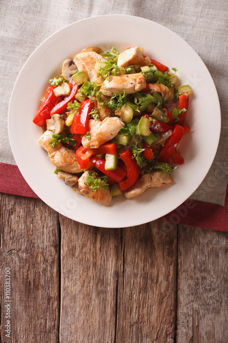 Φωτογραφία Chicken saute with mushrooms and vegetables close-up