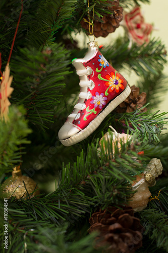 Christmas tree decoration with a predominance of red color