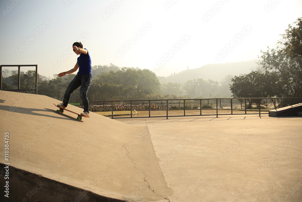 Obraz premium skateboarding woman riding skateboard at skatepark ramp