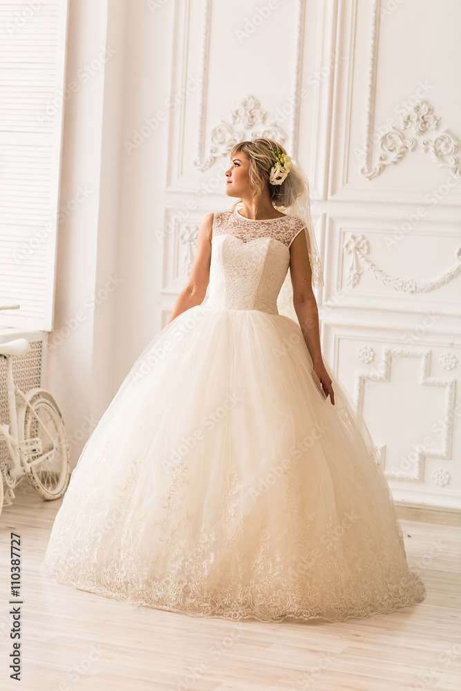 Beautiful bride posing in her wedding day Beautiful bride posing in her wedding day
