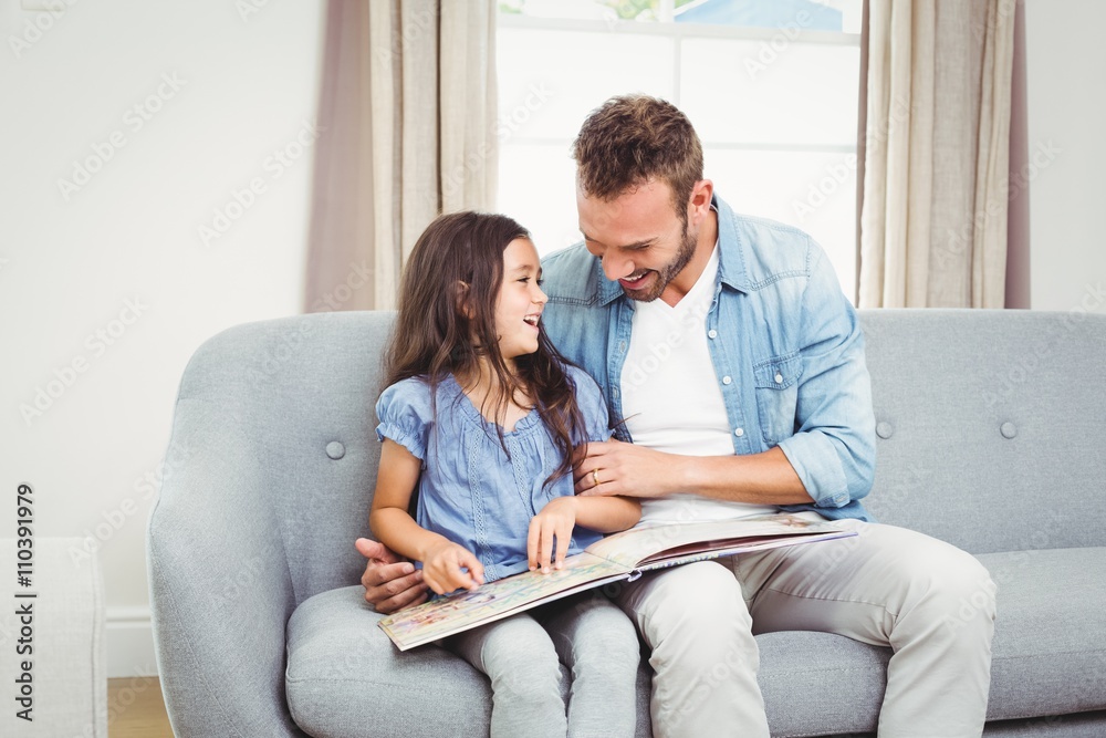 © WavebreakmediaMicro - Happy father with daughter on sofa at home © WavebreakmediaMicro - Happy father with daughter on sofa at home