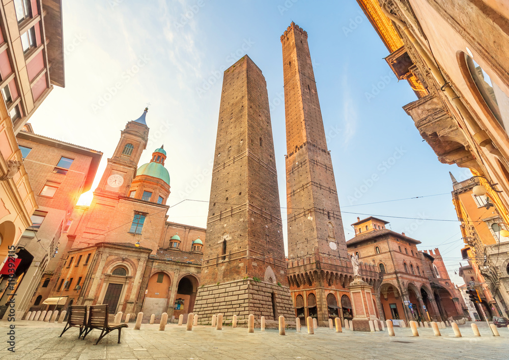 Fototapeta premium Dwie słynne spadające wieże Asinelli i Garisenda rano, Bolonia, Emilia-Romania, Włochy