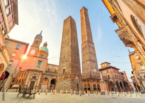Fotografia Two famous falling towers Asinelli and Garisenda in the morning, Bologna, Emilia