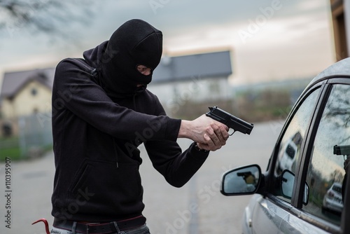 Quadro su tela car thief pointing a gun at the driver