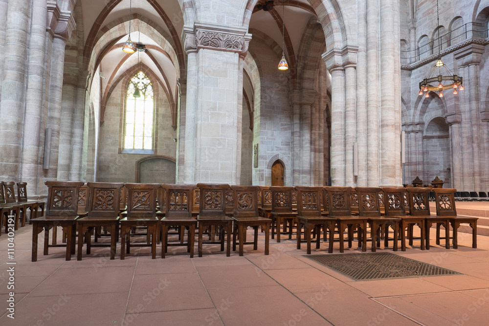 Holzstuhl Sitzordnung in einer Kirche Holzstuhl Sitzordnung in einer Kirche