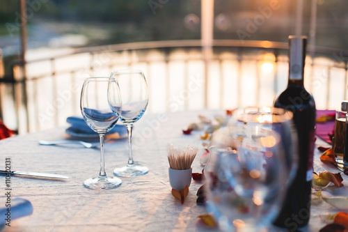 Photos two empty glasses on the table