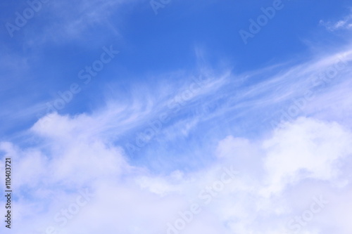 青空に薄い雲