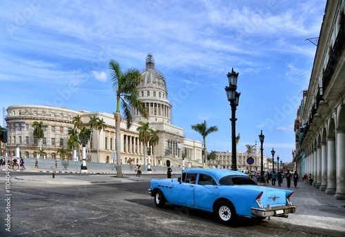 Fotografia Vintage cars near the Capitol, Havana. Cuba.