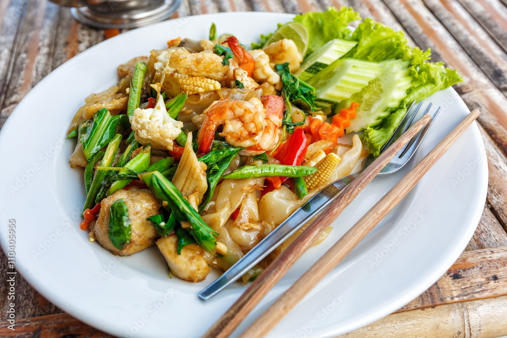 Fried vegetables and seafood in sauce