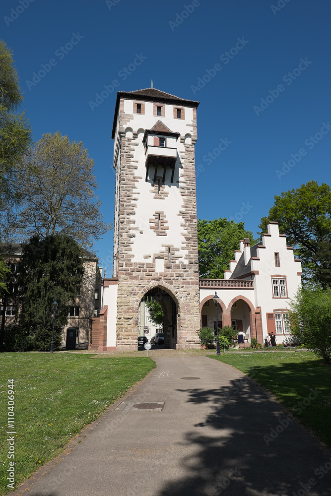 Atiker Torbogen mit Turm als eingang in den Stadtpark
