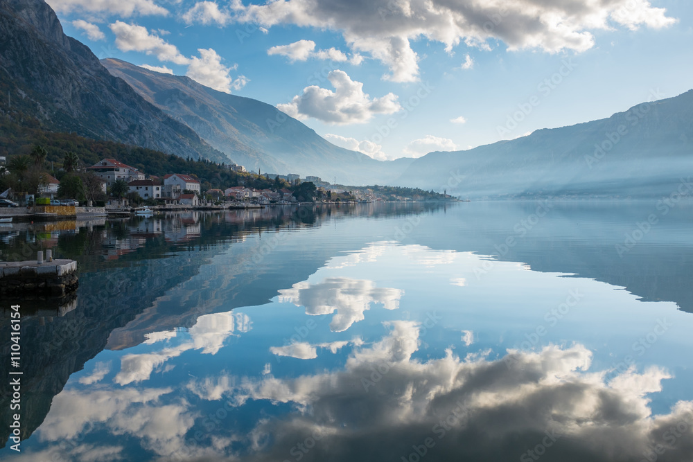 Obraz premium Reflection of clouds with mountains background