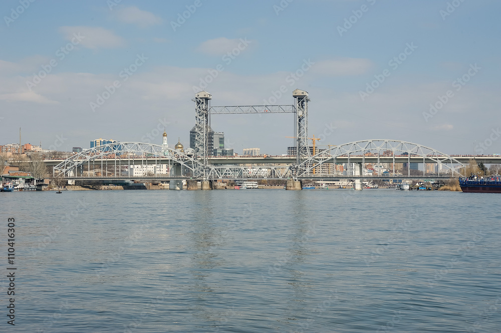 Разводной железнодорожный мост через реку Дон в городе Ростове-на-Дону