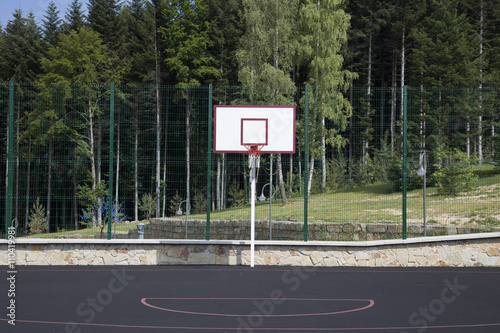 Баскетбольный щит на спортивной площадке
