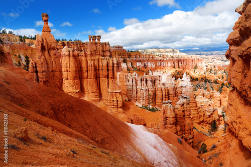 Fototapete Scenic view of stunning red sandstone hoodoos in Bryce Canyon National Park