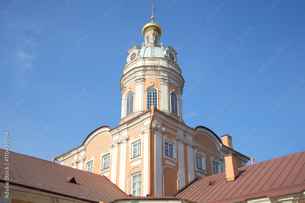 Obraz premium The dome of the sacristy of the Alexander Nevsky Lavra on the background of blue sky. Saint Petersburg, Russia