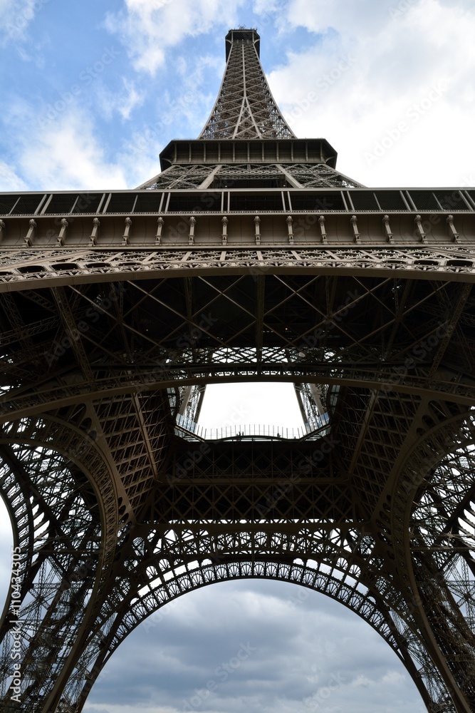 Fotografie Les dessous de la tour Eiffel de Paris
