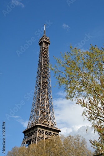 La tour Eiffel de Paris sur fond de ciel bleu