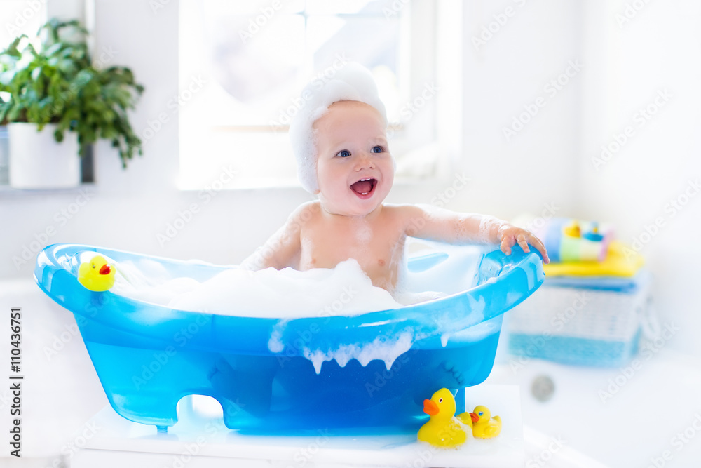 Little baby taking a bath - obrazy, fototapety, plakaty 