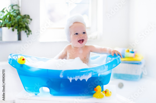 Slika na platnu Little baby taking a bath