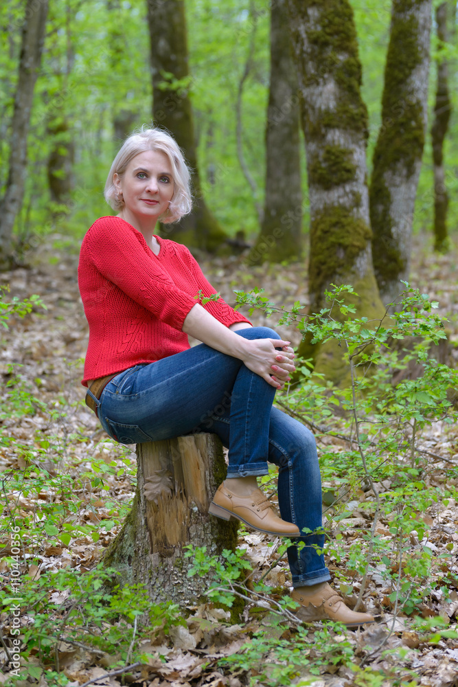 Obraz premium Blonde in a red pullover