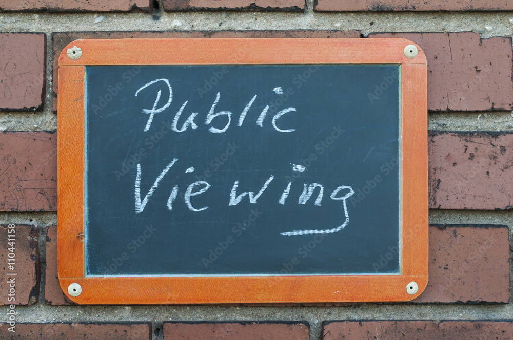 Tafel an einer Ziegelwand mit Text / Tafel an einer Ziegelwand mit Text Public Viewing. Tafel an einer Ziegelwand mit Text / Tafel an einer Ziegelwand mit Text Public Viewing.
