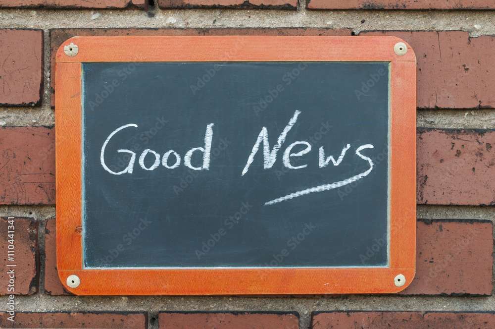 Tafel an einer Ziegelwand mit Text / Tafel an einer Ziegelwand mit Text Good News. Tafel an einer Ziegelwand mit Text / Tafel an einer Ziegelwand mit Text Good News.