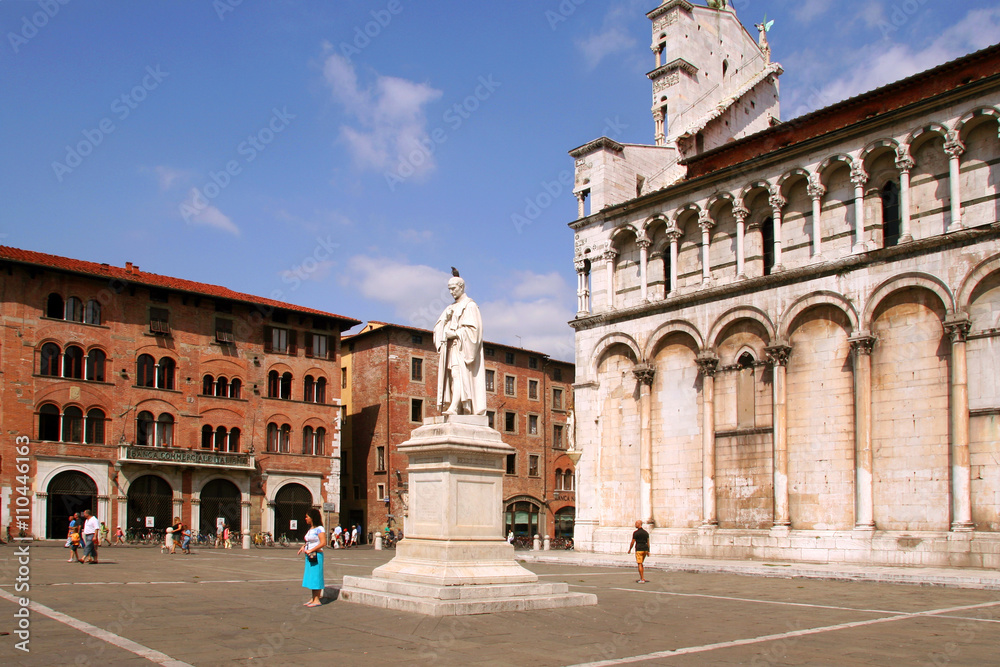 Toscana,Lucca, la chiesa di San Michele e piazza.