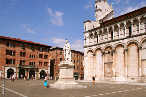 Fotografie Toscana,Lucca, la chiesa di San Michele e piazza.