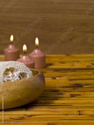Obraz na płótnie cropped loofah sponge and candles
