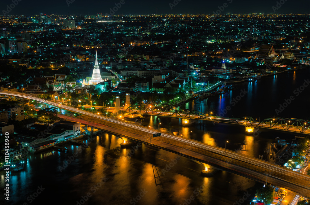 Naklejka premium Phra Phuttha Yodfa Bridge view of Bangkok