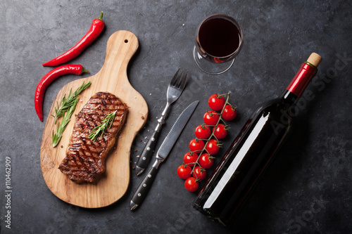 Fotografija Grilled striploin steak and wine