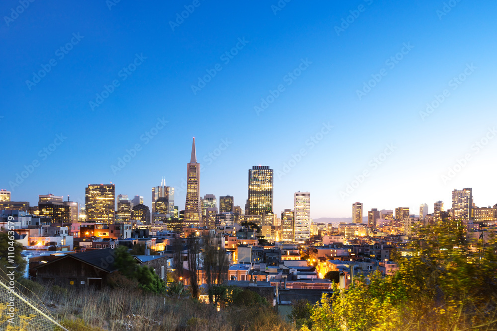 Obraz premium cityscape and skyline of san francisco at twilight