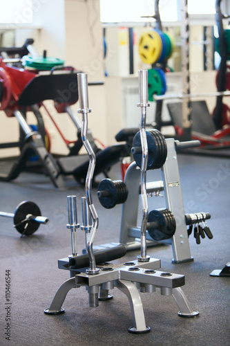 Photo interior of new modern gym with equipment