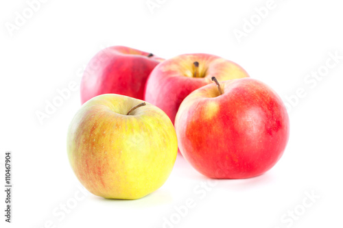 Спелые красные яблоки на белом фоне.
