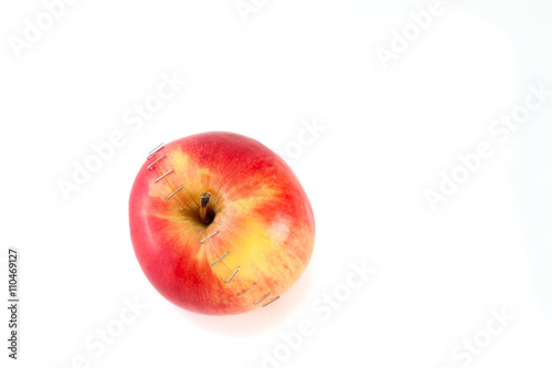 Красное спелое яблоко на белом фоне.