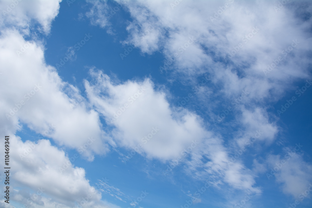 Obraz premium Błękitne niebo i chmury