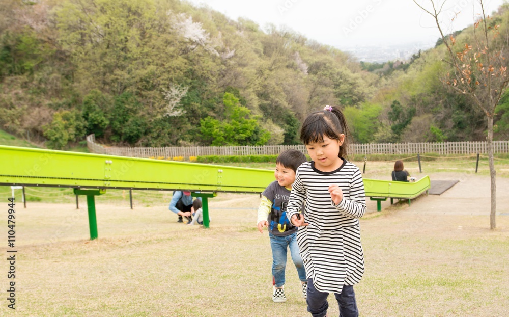 Fototapeta premium すべり台で遊ぶ男の子