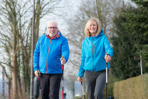 aktives paar beim nordic walking