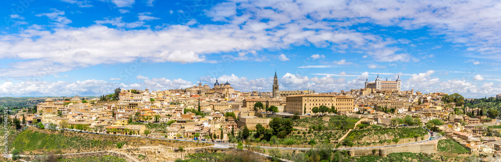 Fototapeta premium Panorama view at the Old Town of Toledo