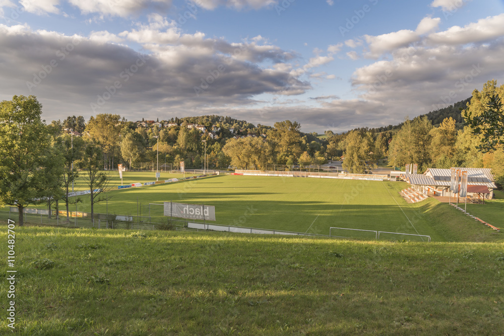 Blick vom Kurpark aus zum Fußballplatz und Vereinsheim des TSV Grafenau im Bayerischen Wald