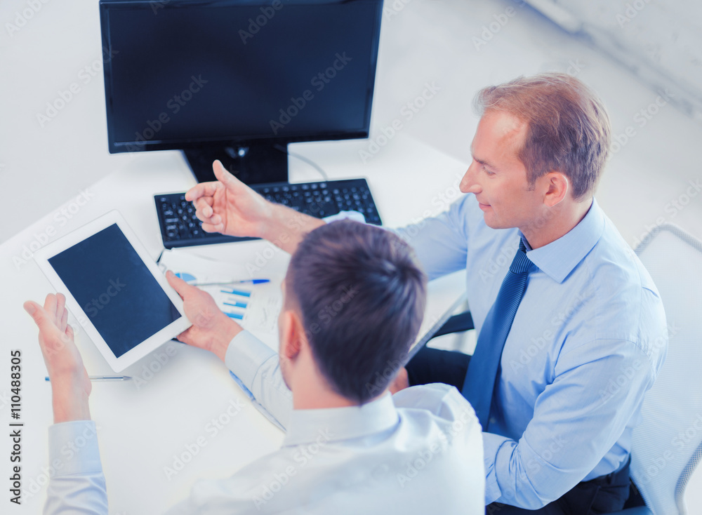 Obraz premium businessmen with notebook and tablet pc