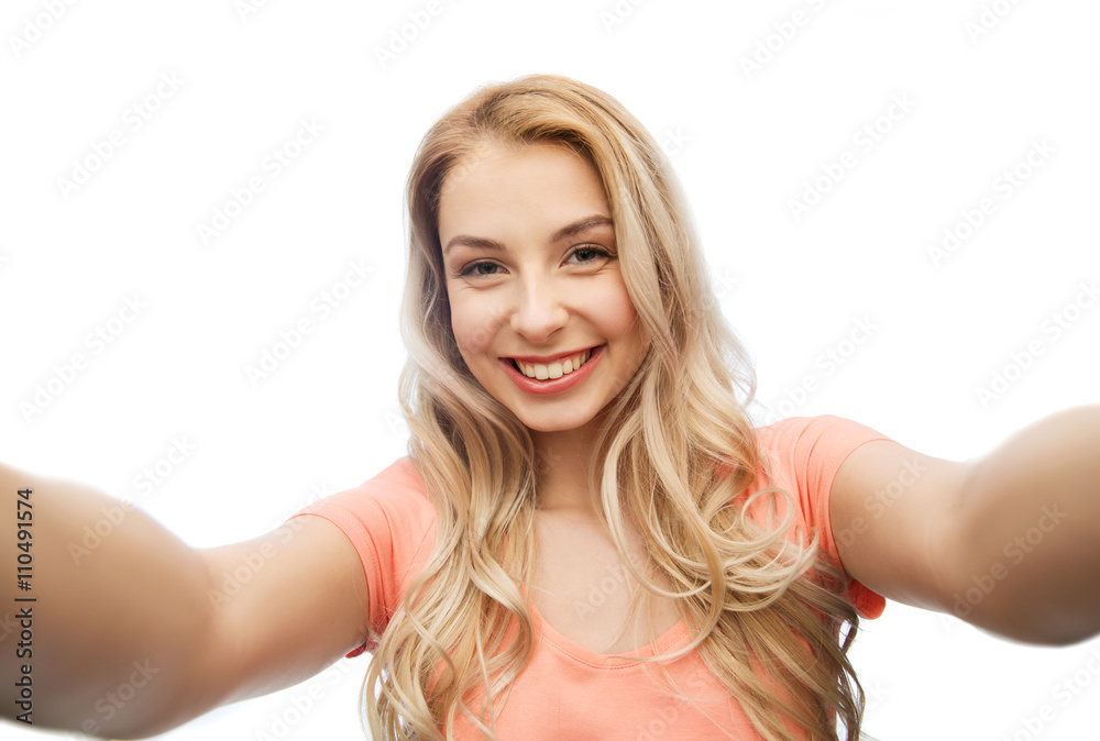 Obraz premium happy smiling young woman taking selfie