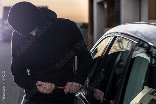 Car Thief tries to break into car with crowbar