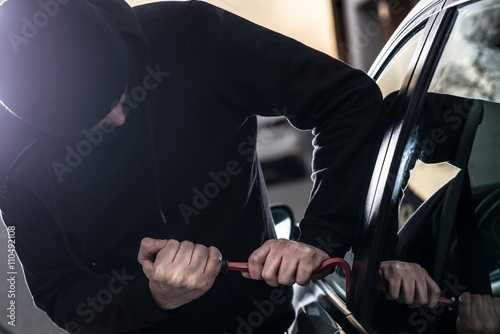 Car Thief tries to break into car with crowbar