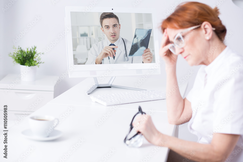 Obraz premium Thinking about the right treatment