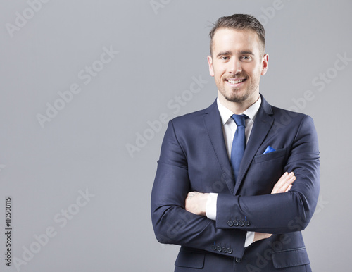 Foto Portrait of a happy smiling businessman on grey background