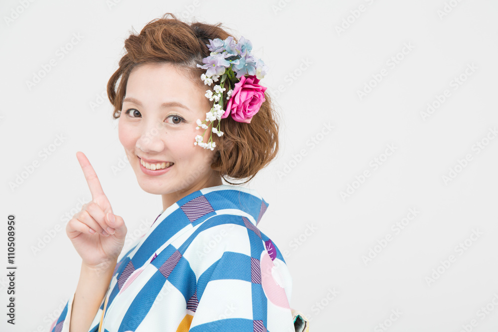 ポーズをとる着物女性 ポーズをとる着物女性