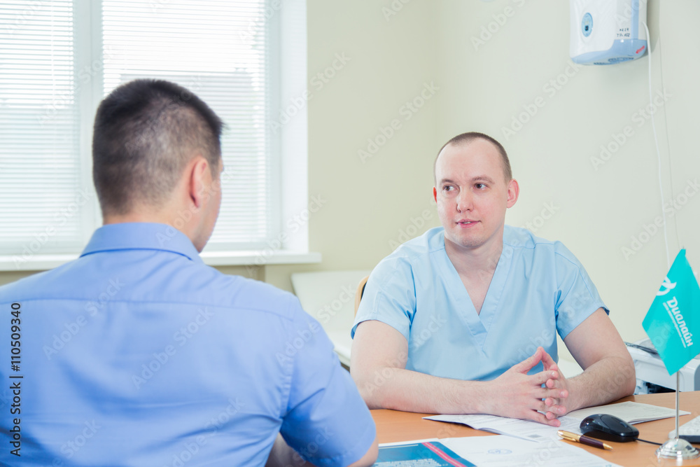 Obraz premium Male Patient Having Consultation With Doctor In Office